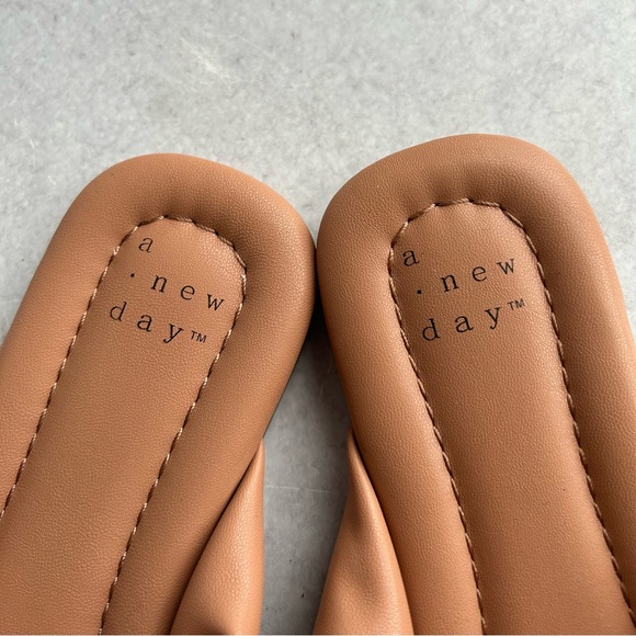 🌼 a . new day by Target Adley Bow Front Puffer Thong Sandals, Tan 6.5 NWOT - Picture 3 of 8